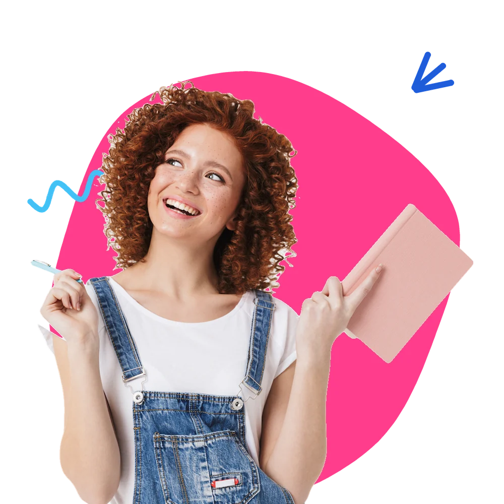 Studentessa universitaria felice di stampare appunti e dispense online